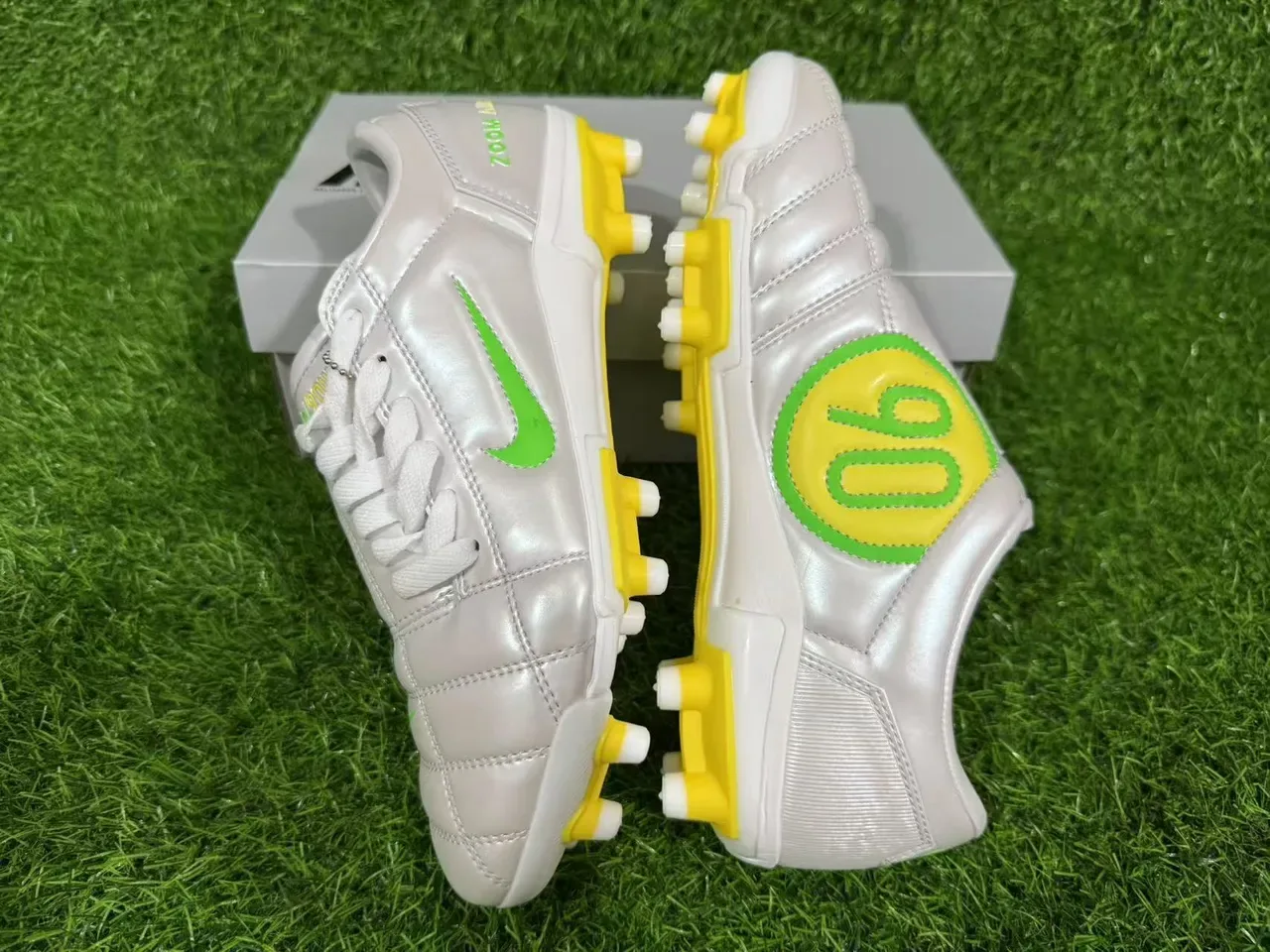 Nike Silver Green تيشة جلد مخطط إنهاء معدني Firm-Ground أحذية كرة القدم 3