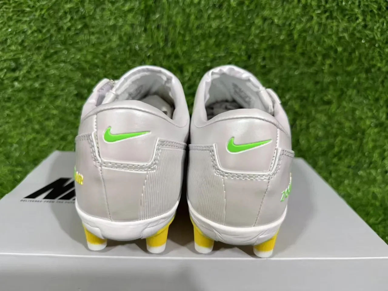 Nike Silver Green تيشة جلد مخطط إنهاء معدني Firm-Ground أحذية كرة القدم 4