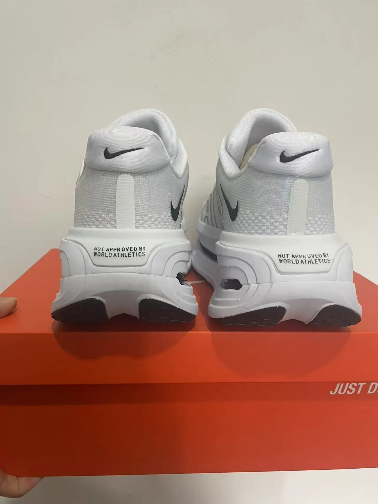 Nike Chaussures de running blanc noir upper de knit visible Air Zoom Unit 4