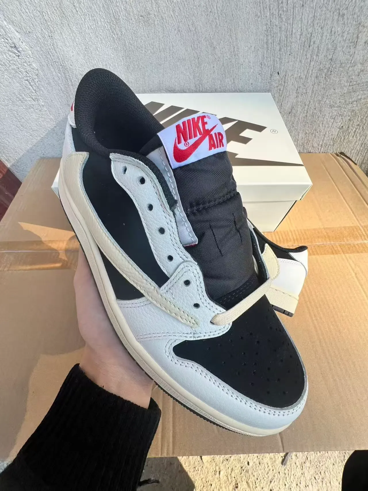 Nike White Black Low-Top Leather-and-Synthetic Upper Lifestyle Sneakers 2