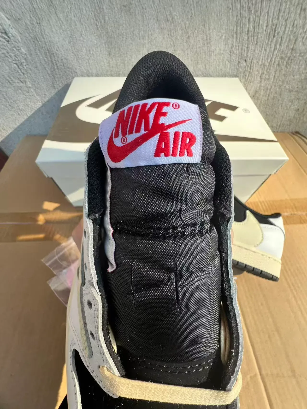 Nike White Black Low-Top Leather-and-Synthetic Upper Lifestyle Sneakers 4