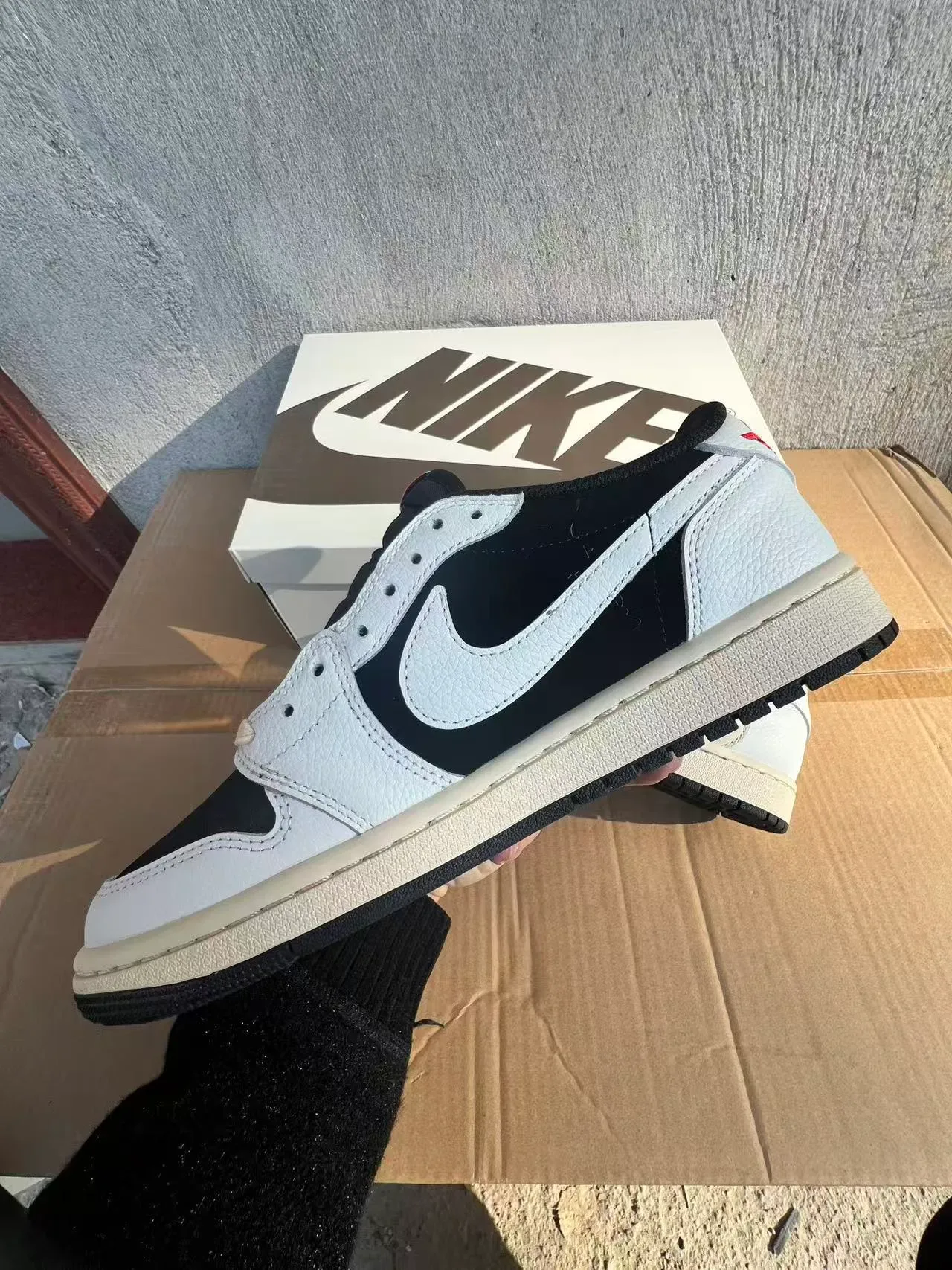 Nike White Black Low-Top Leather-and-Synthetic Upper Lifestyle Sneakers 5
