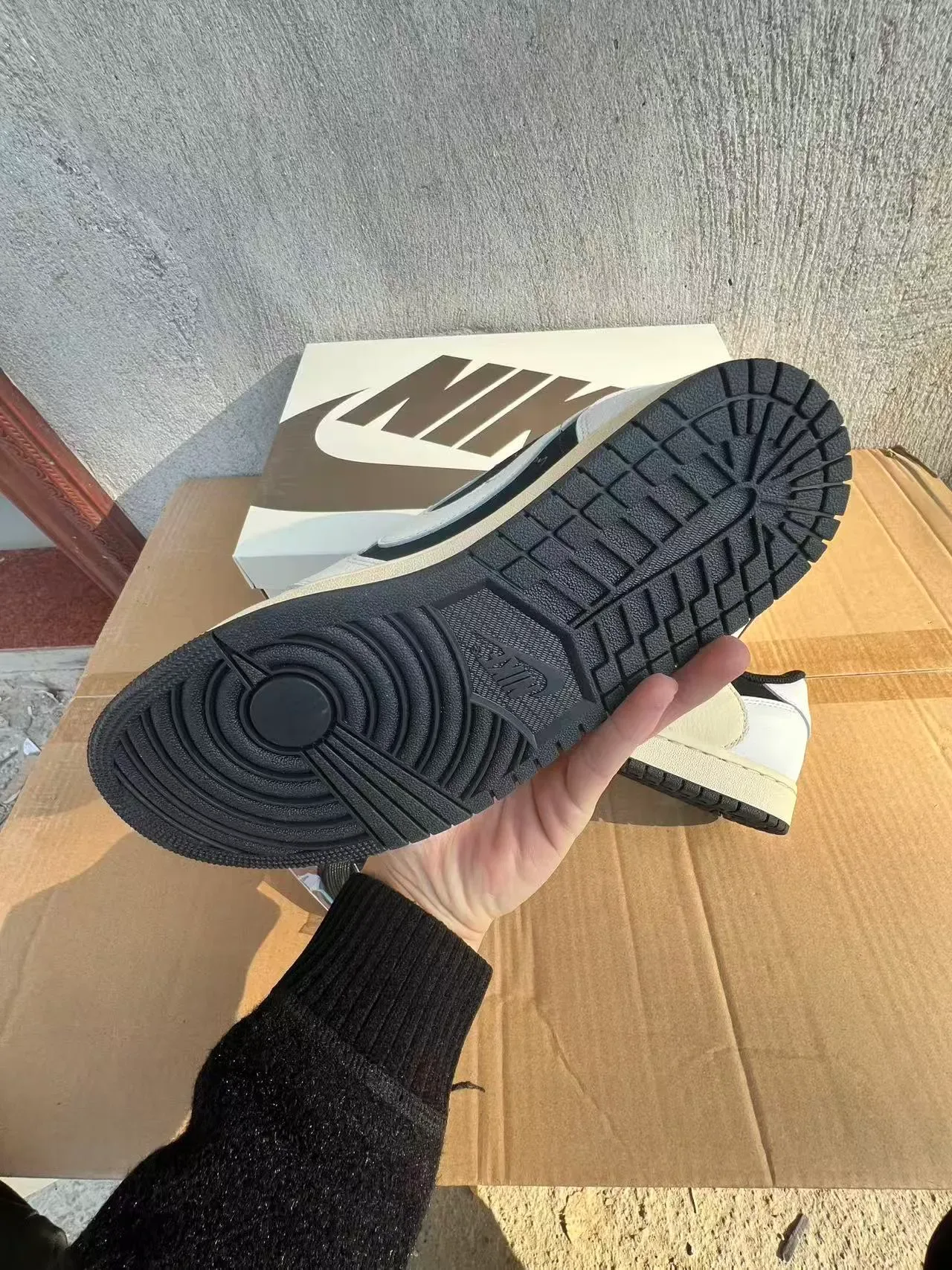 Nike White Black Low-Top Leather-and-Synthetic Upper Lifestyle Sneakers 6