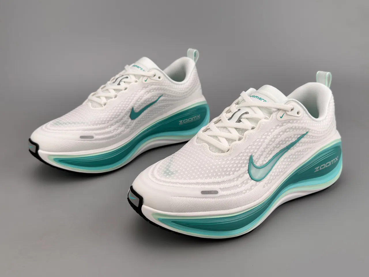 Nike White Blue Engineered Knit Upper Layered Wave Midsole Running Shoes 5