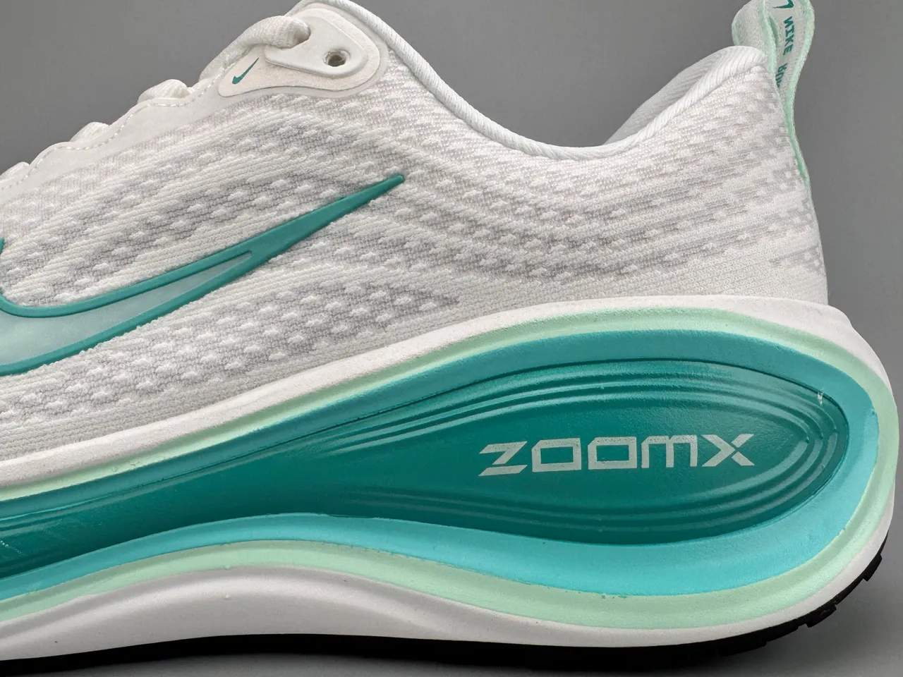 Nike White Blue Engineered Knit Upper Layered Wave Midsole Running Shoes 7