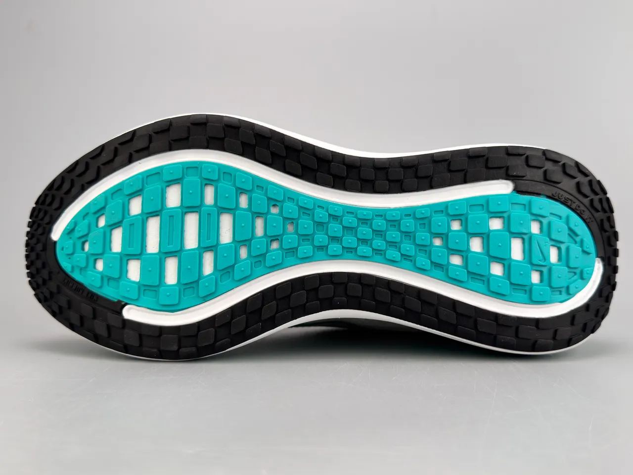 Nike White Blue Engineered Knit Upper Layered Wave Midsole Running Shoes 8