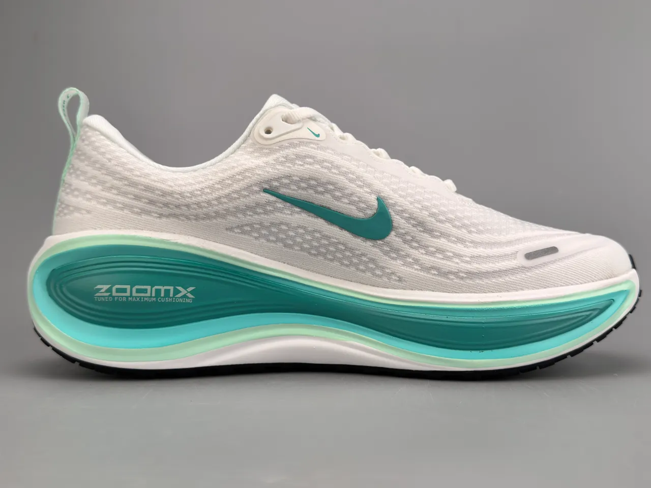 Nike White Blue Engineered Knit Upper Layered Wave Midsole Running Shoes 10