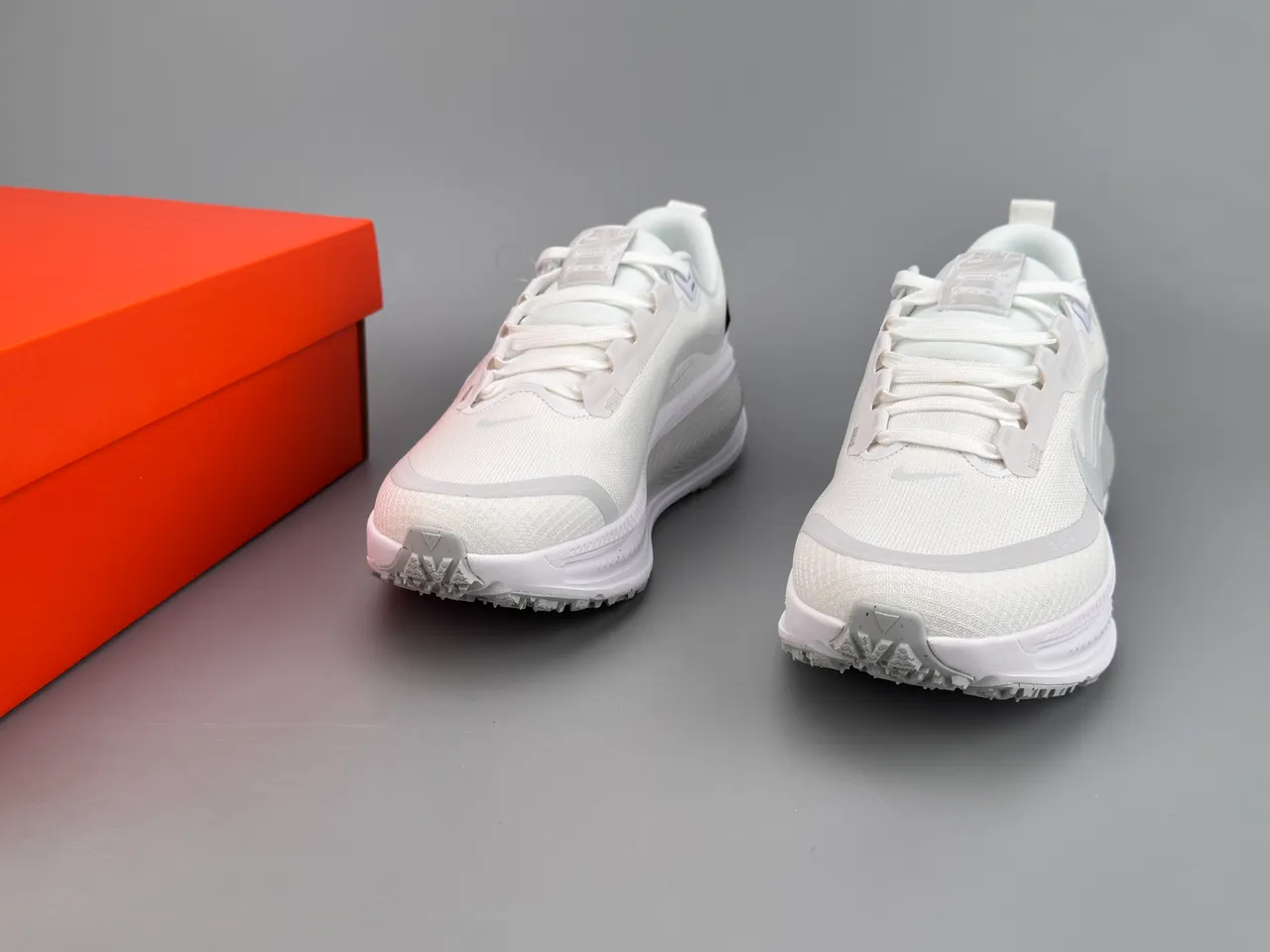 Nike White Gray Engineered Mesh Upper Sculpted ZoomX Midsole Running Shoes 3
