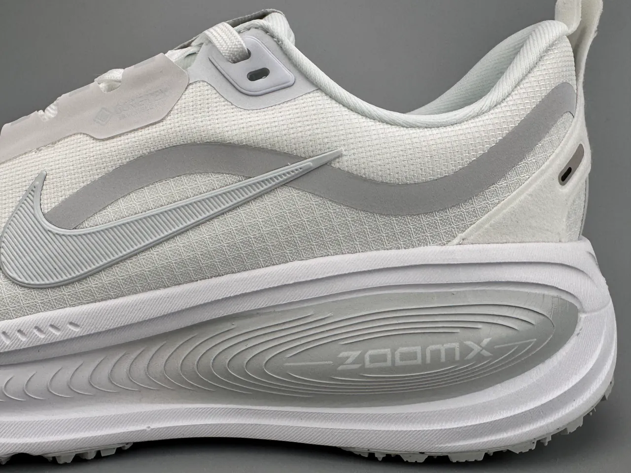 Nike White Gray Engineered Mesh Upper Sculpted ZoomX Midsole Running Shoes 5