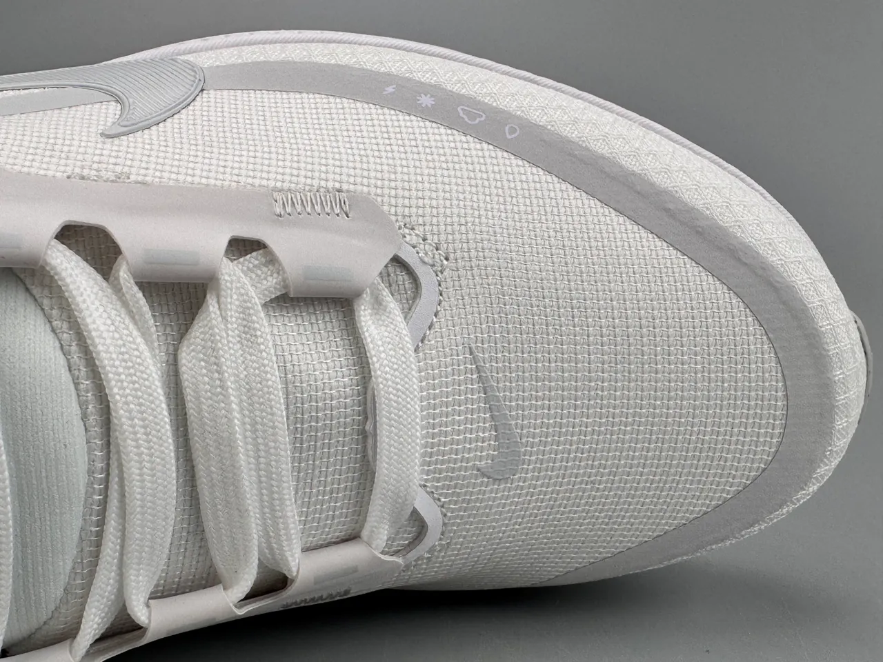 Nike White Gray Engineered Mesh Upper Sculpted ZoomX Midsole Running Shoes 6