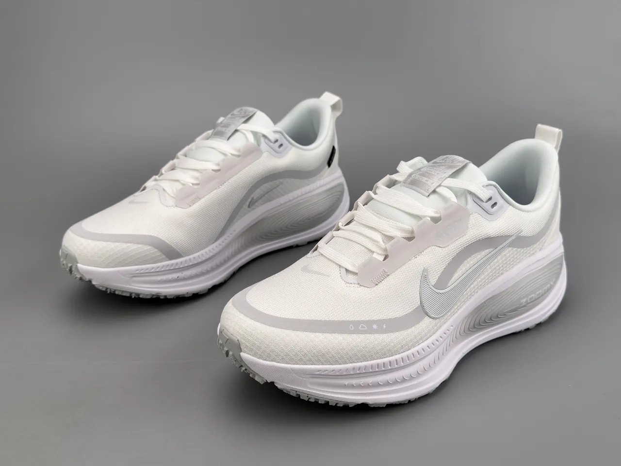 Nike White Gray Engineered Mesh Upper Sculpted ZoomX Midsole Running Shoes 9