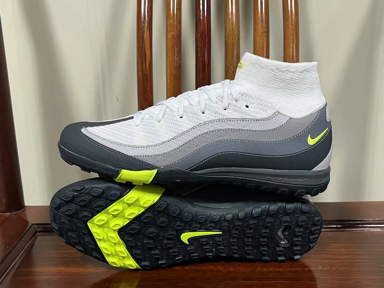 Nike White Gray Knit Upper Layered Synthetic Overlays Turf Soccer Shoes 7