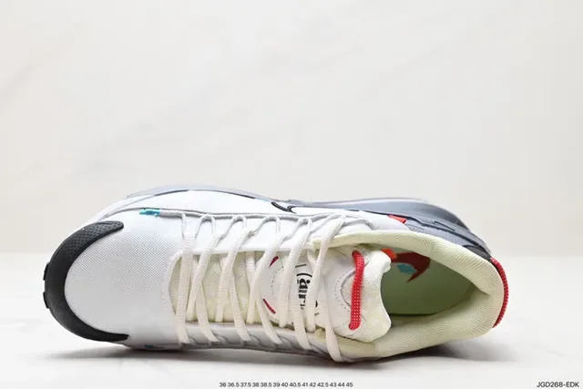 Nike Air Unit Chaussures Lifestyle, Blanches et Grises, Layered Synthetic And Mesh Upper, Visible Heel 6