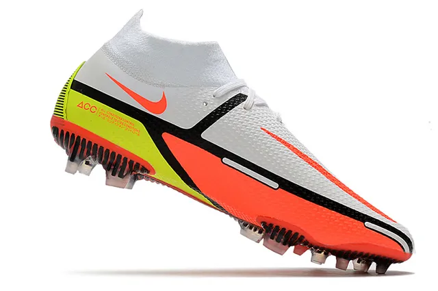 Nike Chaussures de football blanc et orange à coupe haute, col ajusté à la chaussette, partie supérieure en maille ingénierée, crampons pour terrain ferme 3