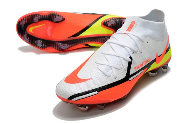 Nike Chaussures de football blanc et orange à coupe haute, col ajusté à la chaussette, partie supérieure en maille ingénierée, crampons pour terrain ferme 6