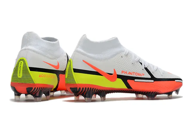 Nike Chaussures de football blanc et orange à coupe haute, col ajusté à la chaussette, partie supérieure en maille ingénierée, crampons pour terrain ferme 7