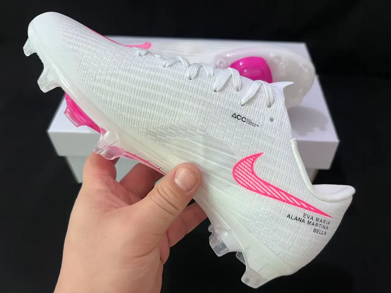 Nike Chaussures de Football Blancs et Roses Flyweave Upper Swoosh Firm-Ground 4