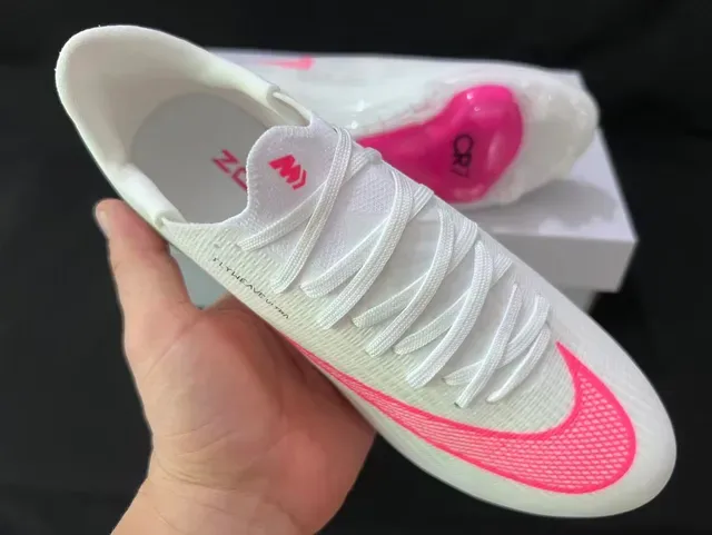 Nike Chaussures de Football Blancs et Roses Flyweave Upper Swoosh Firm-Ground 5