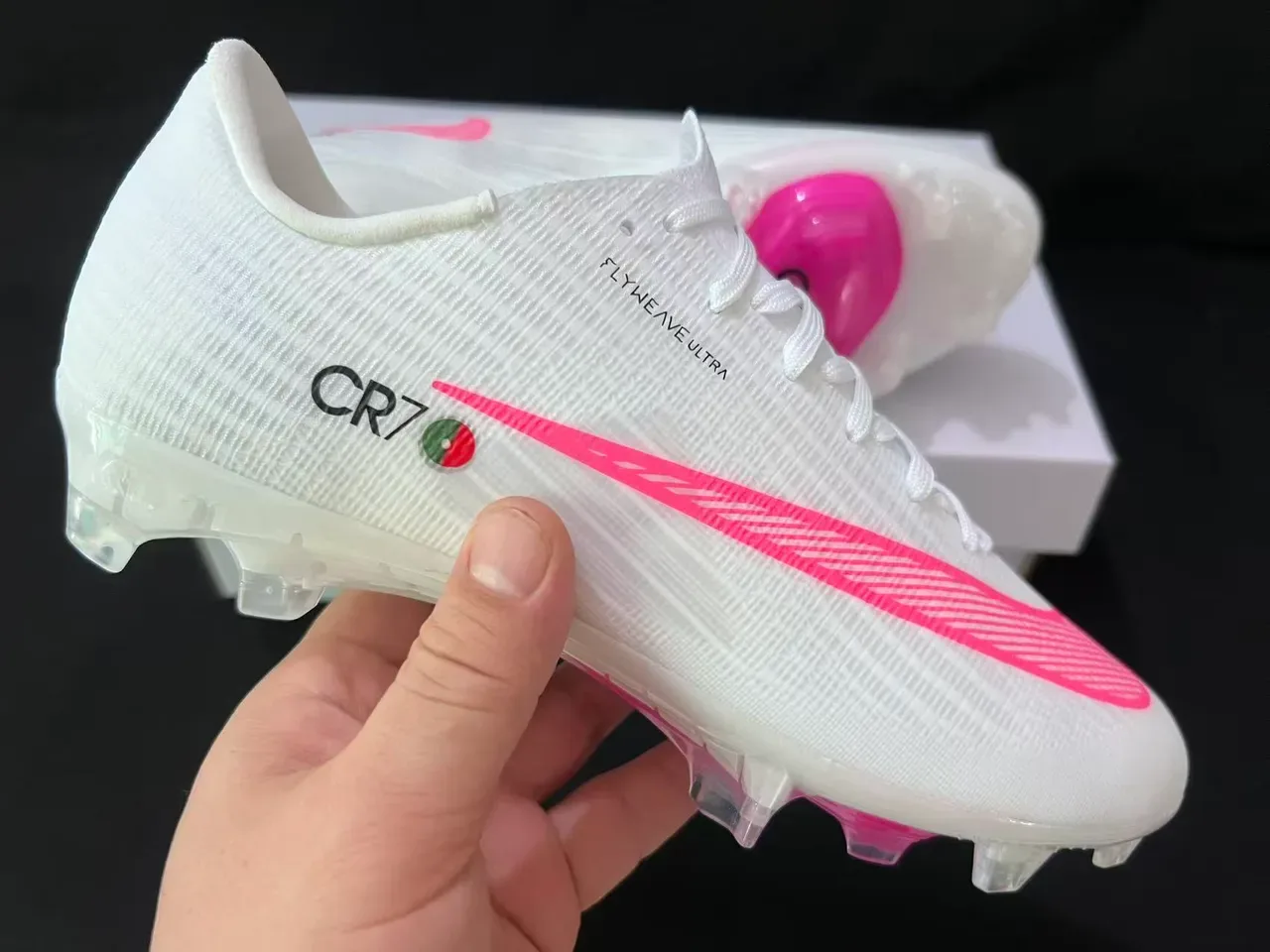 Nike Chaussures de Football Blancs et Roses Flyweave Upper Swoosh Firm-Ground 6