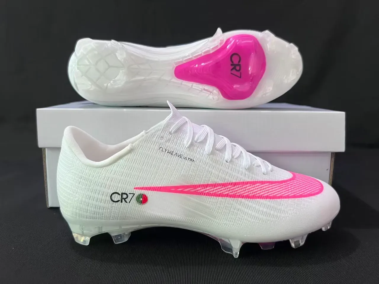 Nike Chaussures de Football Blancs et Roses Flyweave Upper Swoosh Firm-Ground 7
