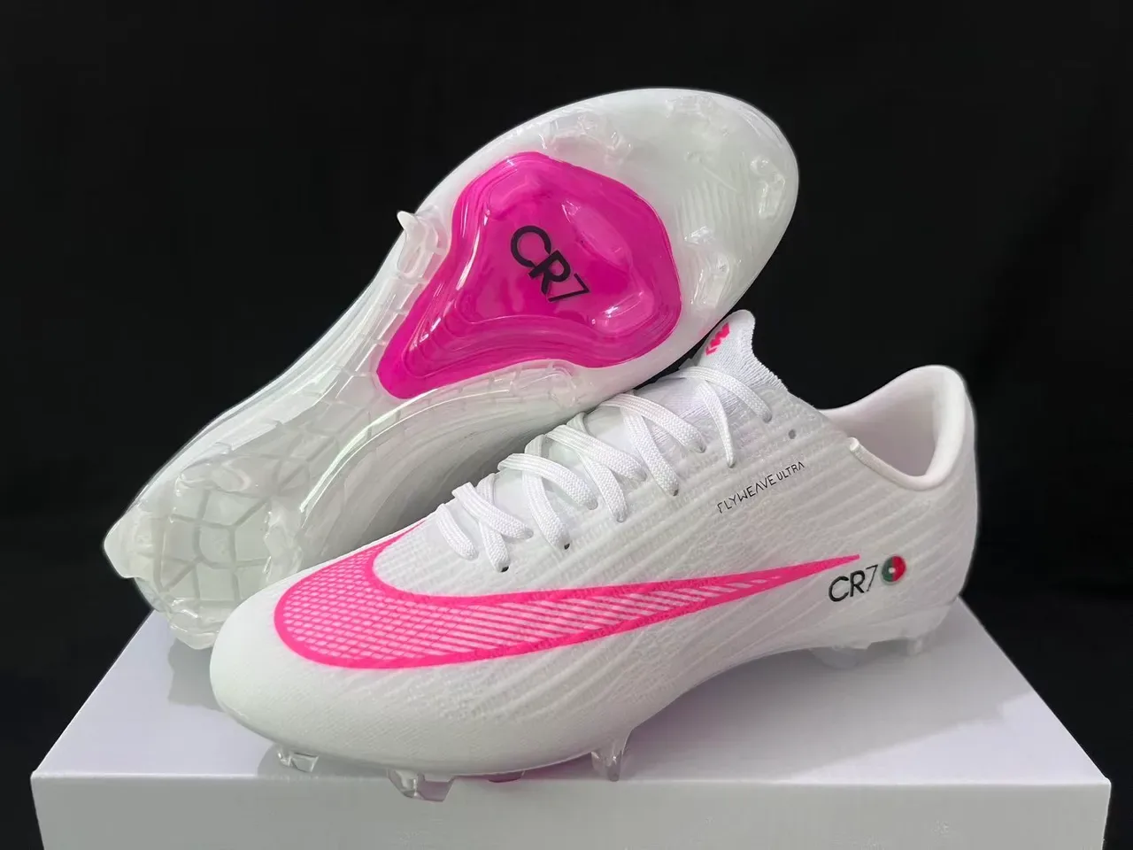 Nike Chaussures de Football Blancs et Roses Flyweave Upper Swoosh Firm-Ground 8