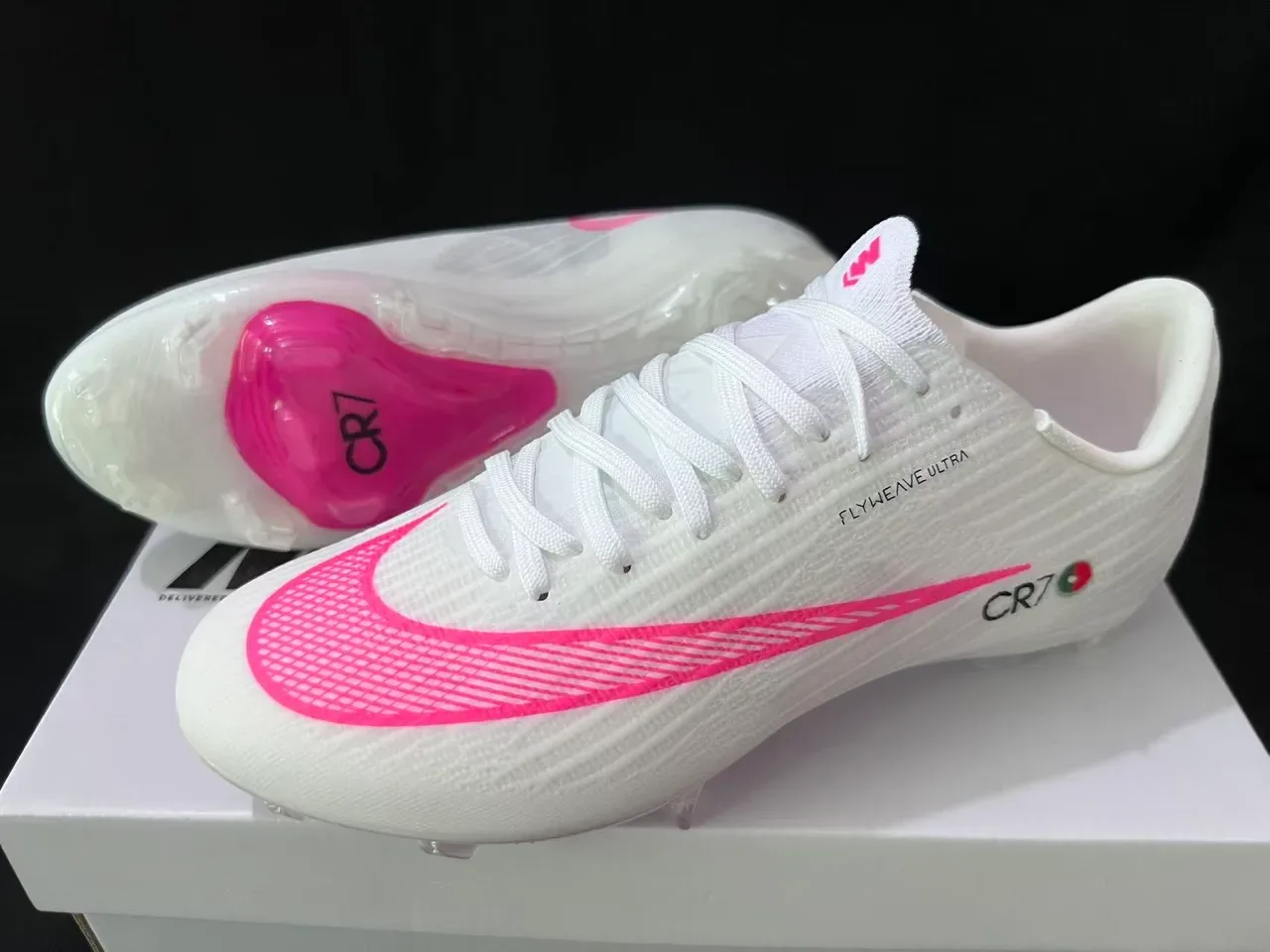 Nike Chaussures de Football Blancs et Roses Flyweave Upper Swoosh Firm-Ground 9