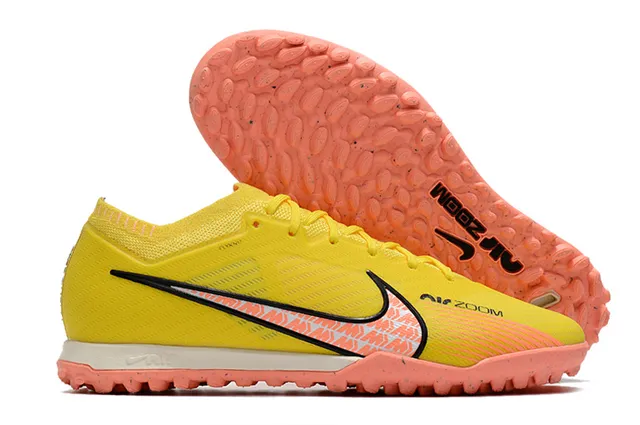 Nike Chaussures de football Turf avec upper Flyknit blanc et violet, overlay géométrique orange 2