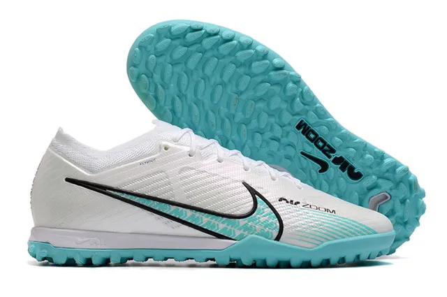 Nike Chaussures de football Turf avec upper Flyknit blanc et violet, overlay géométrique orange 3
