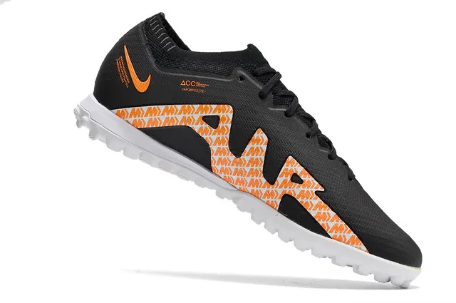 Nike Chaussures de football Turf avec upper Flyknit blanc et violet, overlay géométrique orange 21