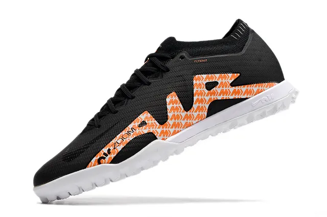 Nike Chaussures de football Turf avec upper Flyknit blanc et violet, overlay géométrique orange 22