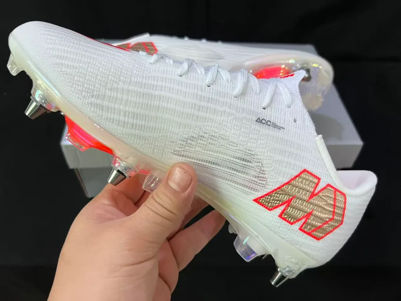 Nike Chaussures de football Firm-Ground Blanc et Rouge Flyweave Knit Upper Transparente Iridiscente Outsole 4