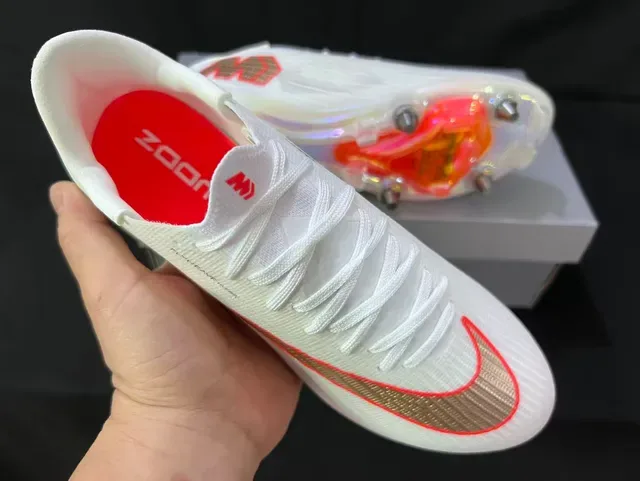 Nike Chaussures de football Firm-Ground Blanc et Rouge Flyweave Knit Upper Transparente Iridiscente Outsole 5