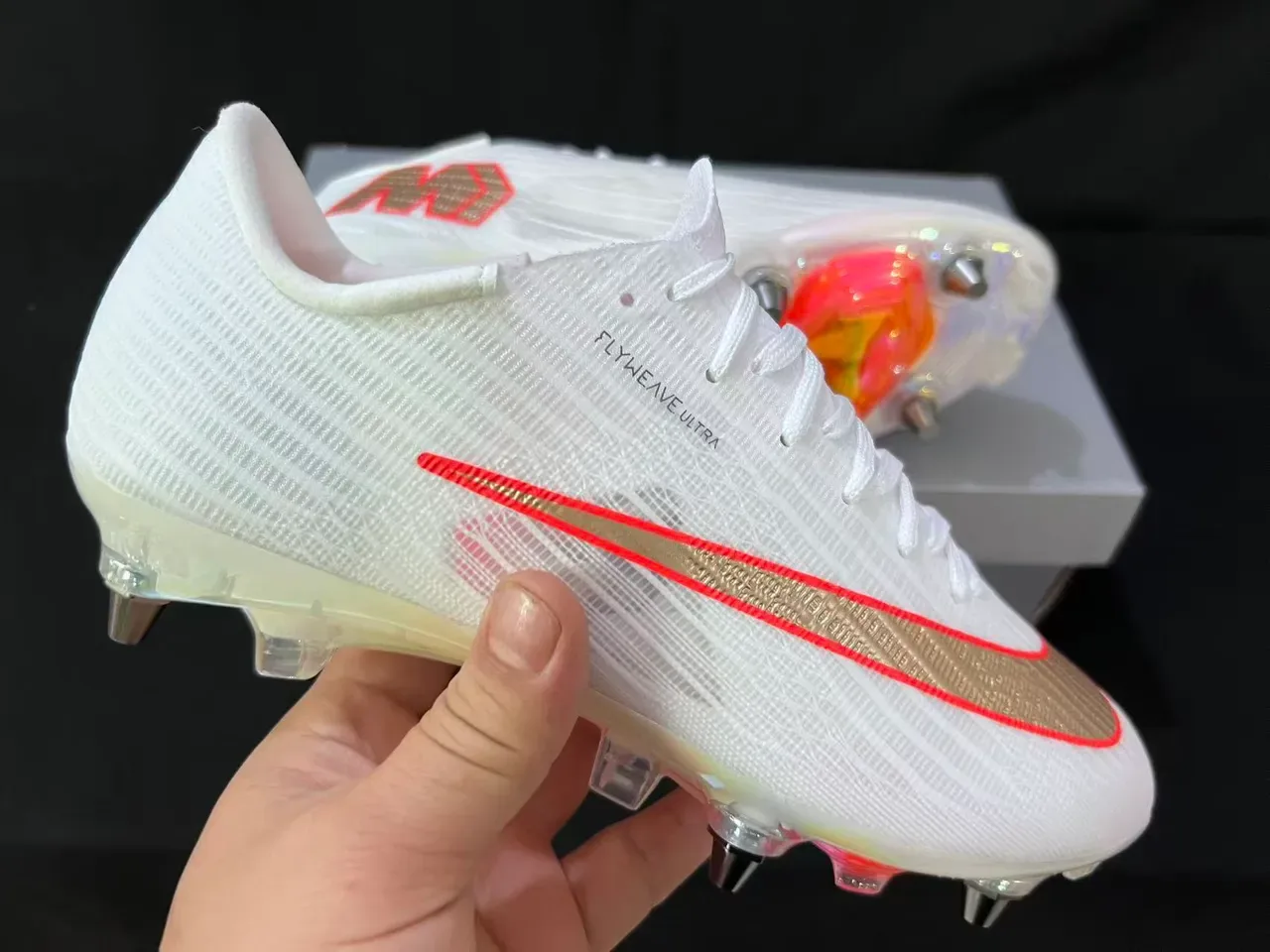 Nike Chaussures de football Firm-Ground Blanc et Rouge Flyweave Knit Upper Transparente Iridiscente Outsole 6