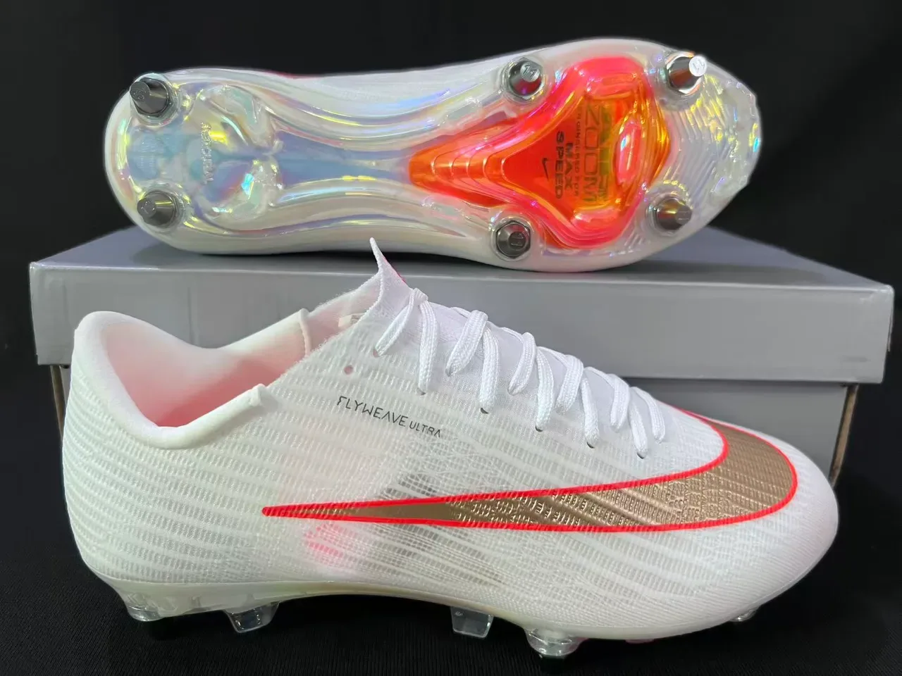 Nike Chaussures de football Firm-Ground Blanc et Rouge Flyweave Knit Upper Transparente Iridiscente Outsole 7