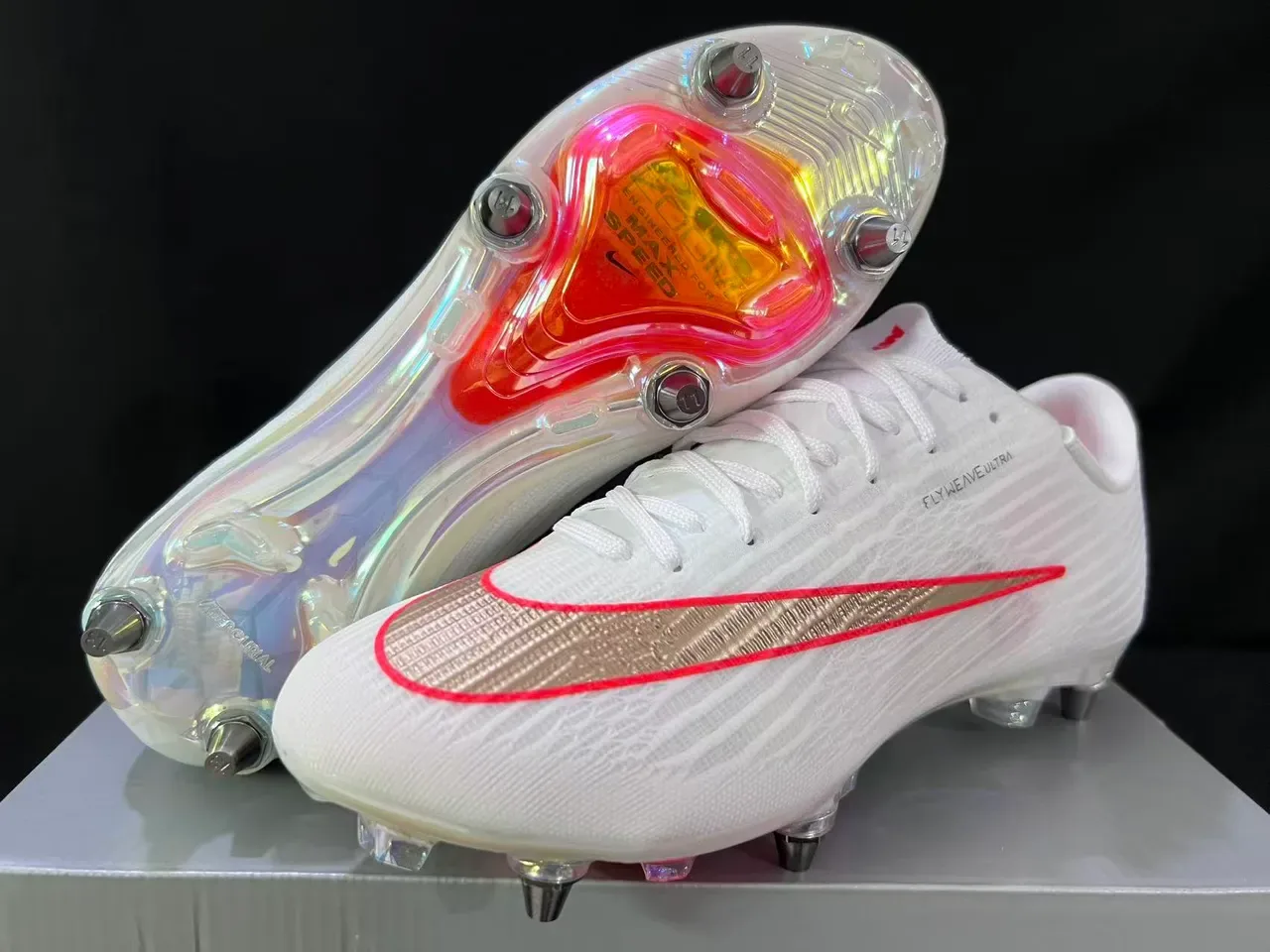 Nike Chaussures de football Firm-Ground Blanc et Rouge Flyweave Knit Upper Transparente Iridiscente Outsole 8