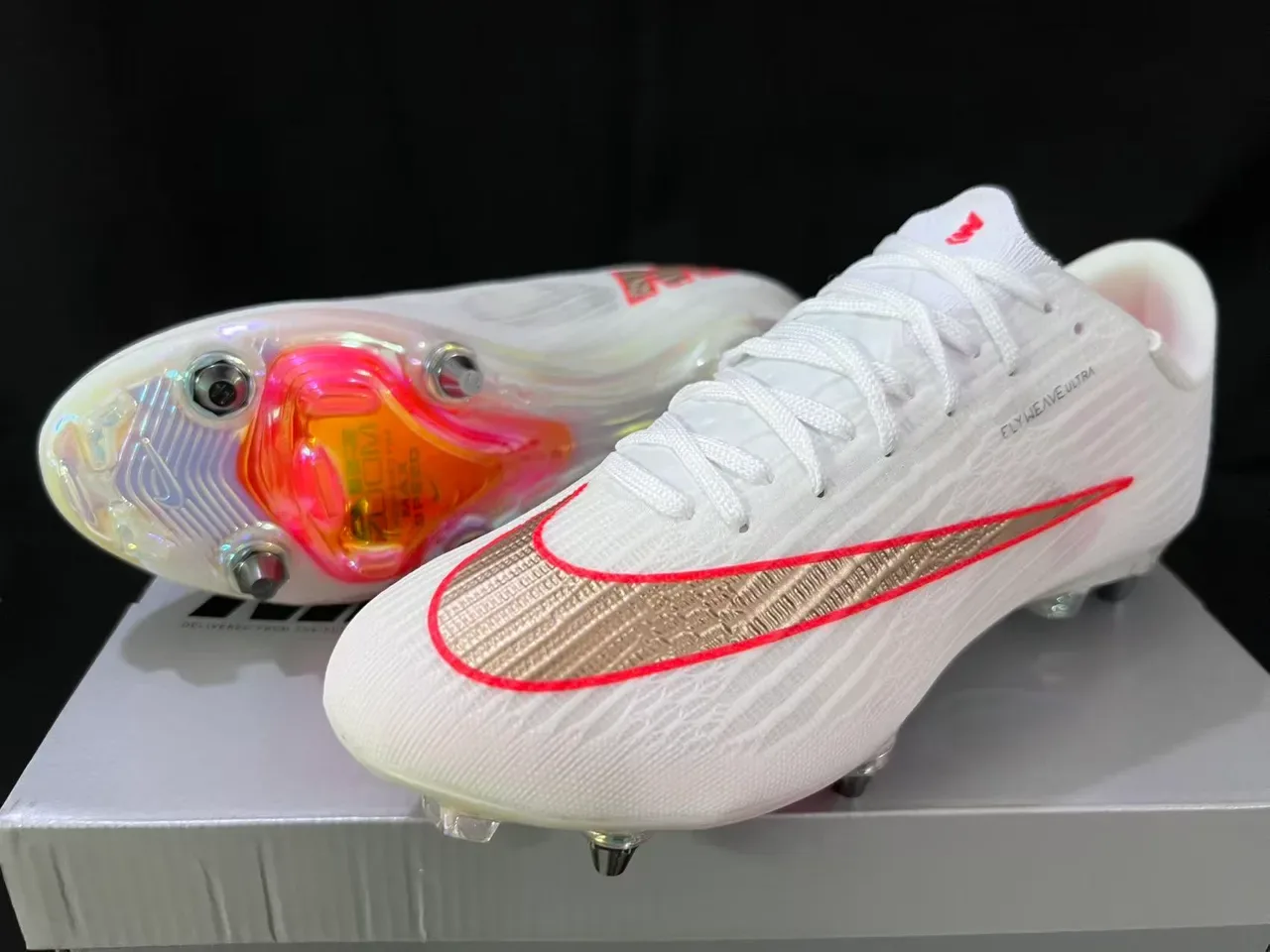 Nike Chaussures de football Firm-Ground Blanc et Rouge Flyweave Knit Upper Transparente Iridiscente Outsole 9