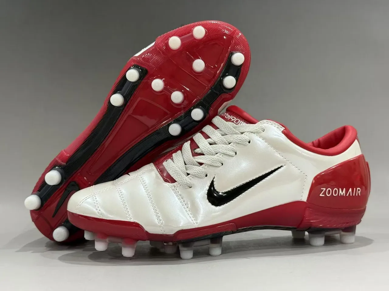 Nike Chaussures de football blanches et rouges, low-cut, empeigne en cuir, vamp matelassé, pour terrain ferme 2