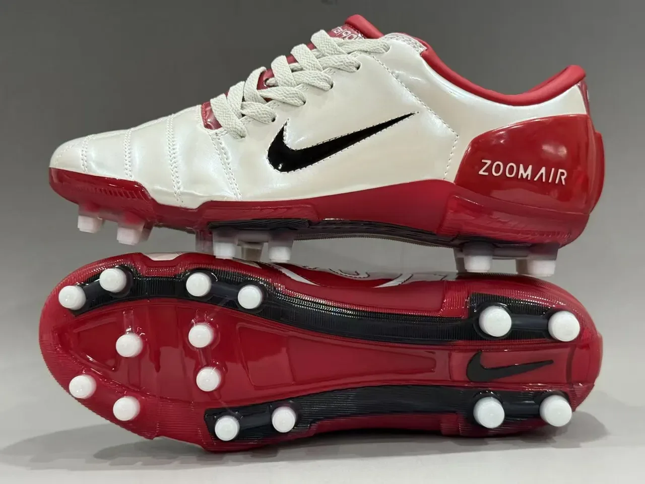 Nike Chaussures de football blanches et rouges, low-cut, empeigne en cuir, vamp matelassé, pour terrain ferme 3