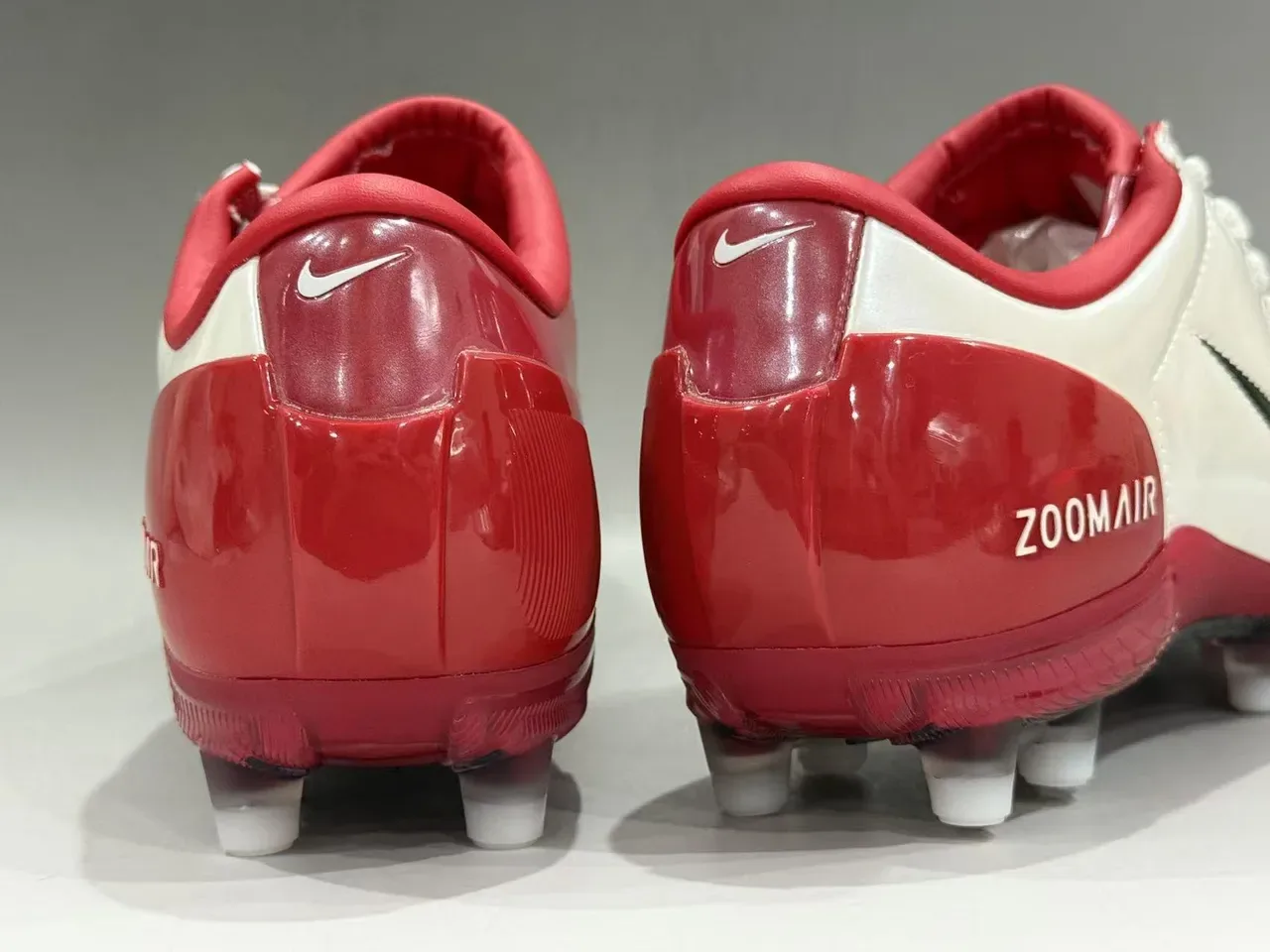Nike Chaussures de football blanches et rouges, low-cut, empeigne en cuir, vamp matelassé, pour terrain ferme 4