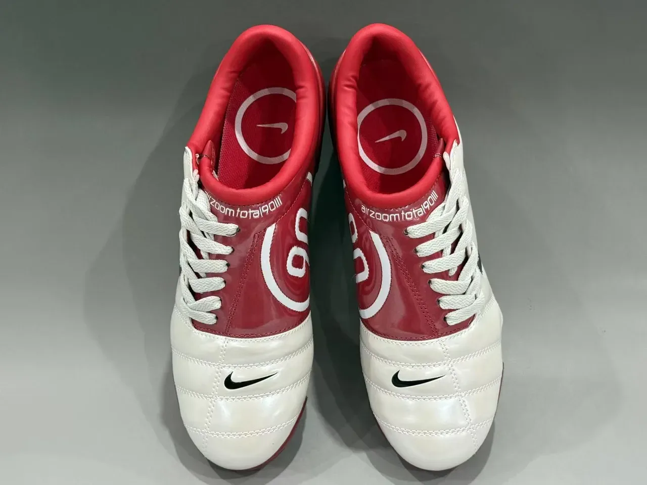 Nike Chaussures de football blanches et rouges, low-cut, empeigne en cuir, vamp matelassé, pour terrain ferme 5
