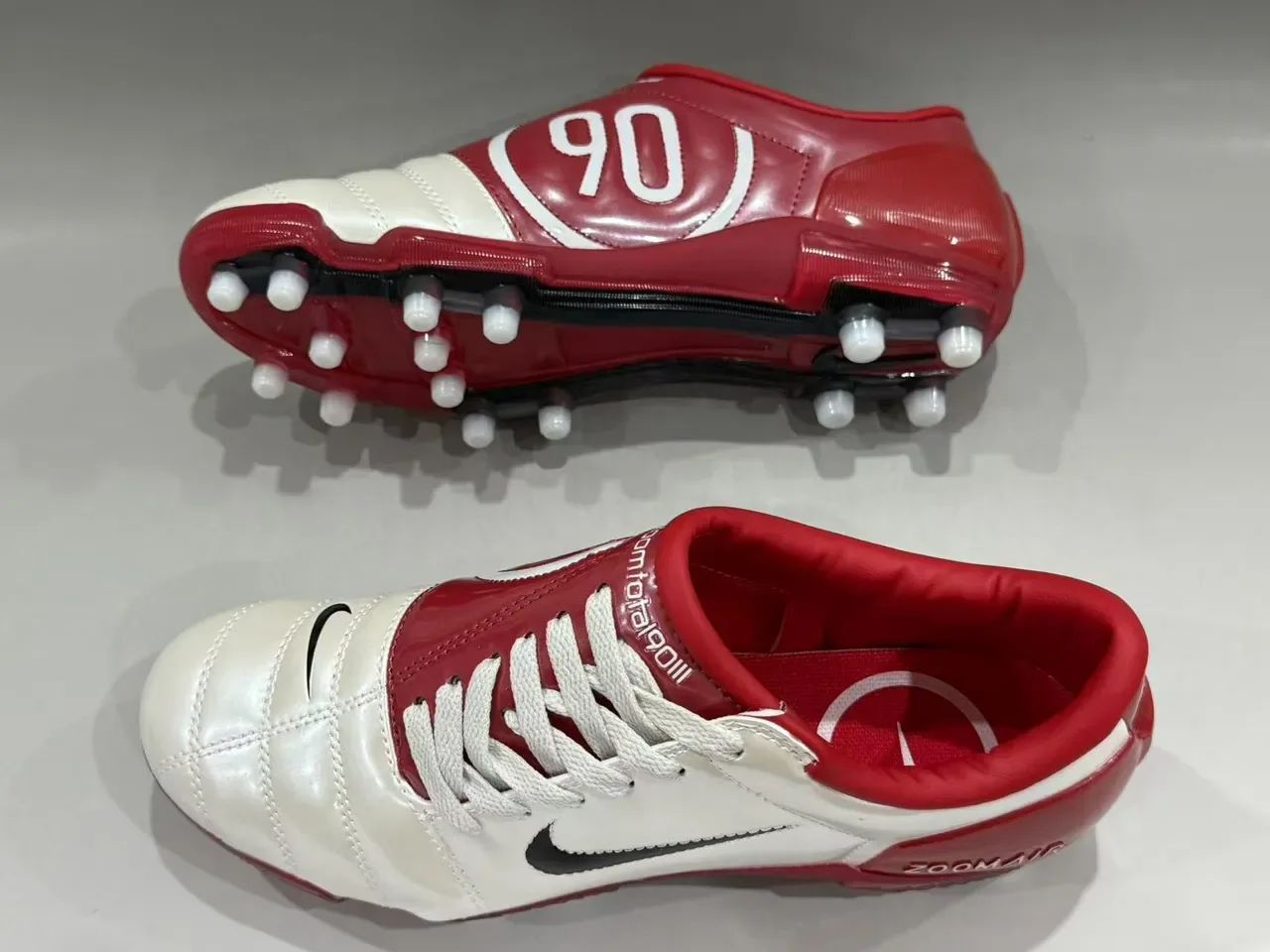 Nike Chaussures de football blanches et rouges, low-cut, empeigne en cuir, vamp matelassé, pour terrain ferme 6