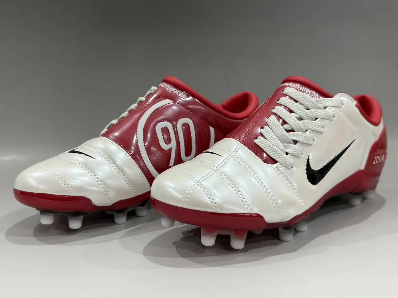 Nike Chaussures de football blanches et rouges, low-cut, empeigne en cuir, vamp matelassé, pour terrain ferme 7