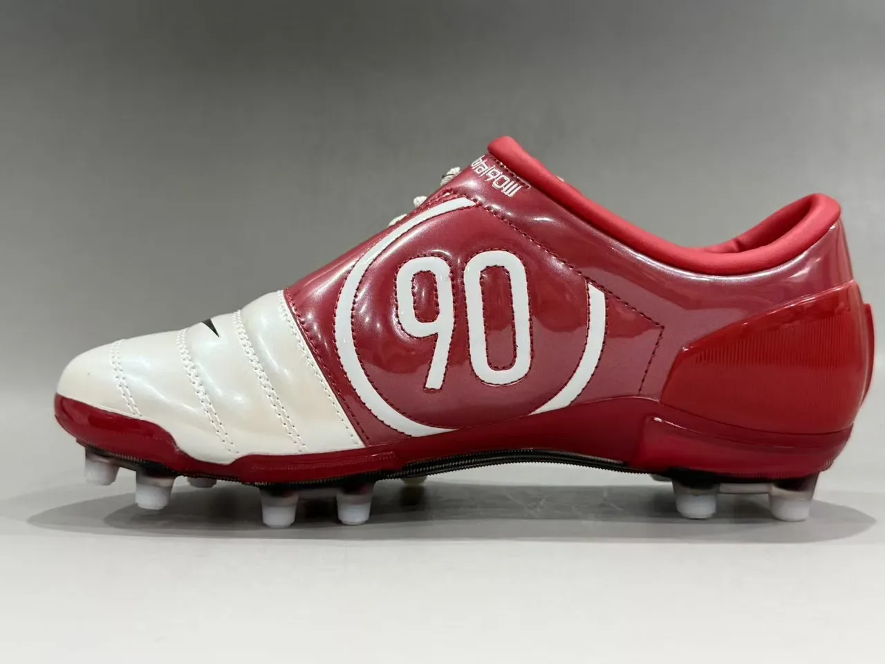 Nike Chaussures de football blanches et rouges, low-cut, empeigne en cuir, vamp matelassé, pour terrain ferme 8