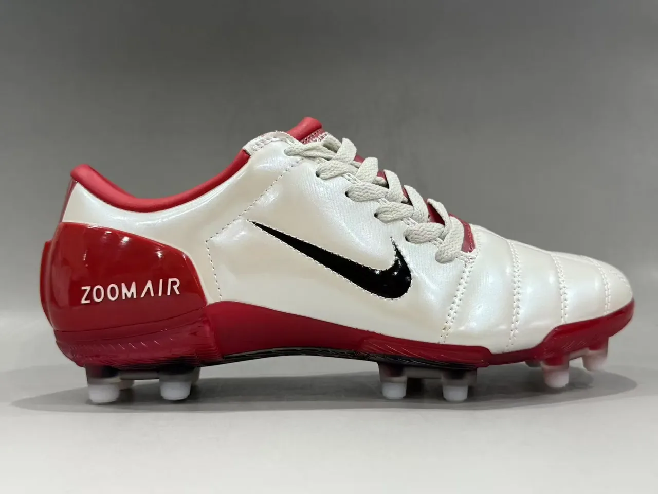 Nike Chaussures de football blanches et rouges, low-cut, empeigne en cuir, vamp matelassé, pour terrain ferme 9