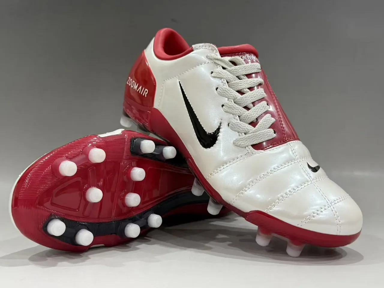 Nike Chaussures de football blanches et rouges, low-cut, empeigne en cuir, vamp matelassé, pour terrain ferme 10