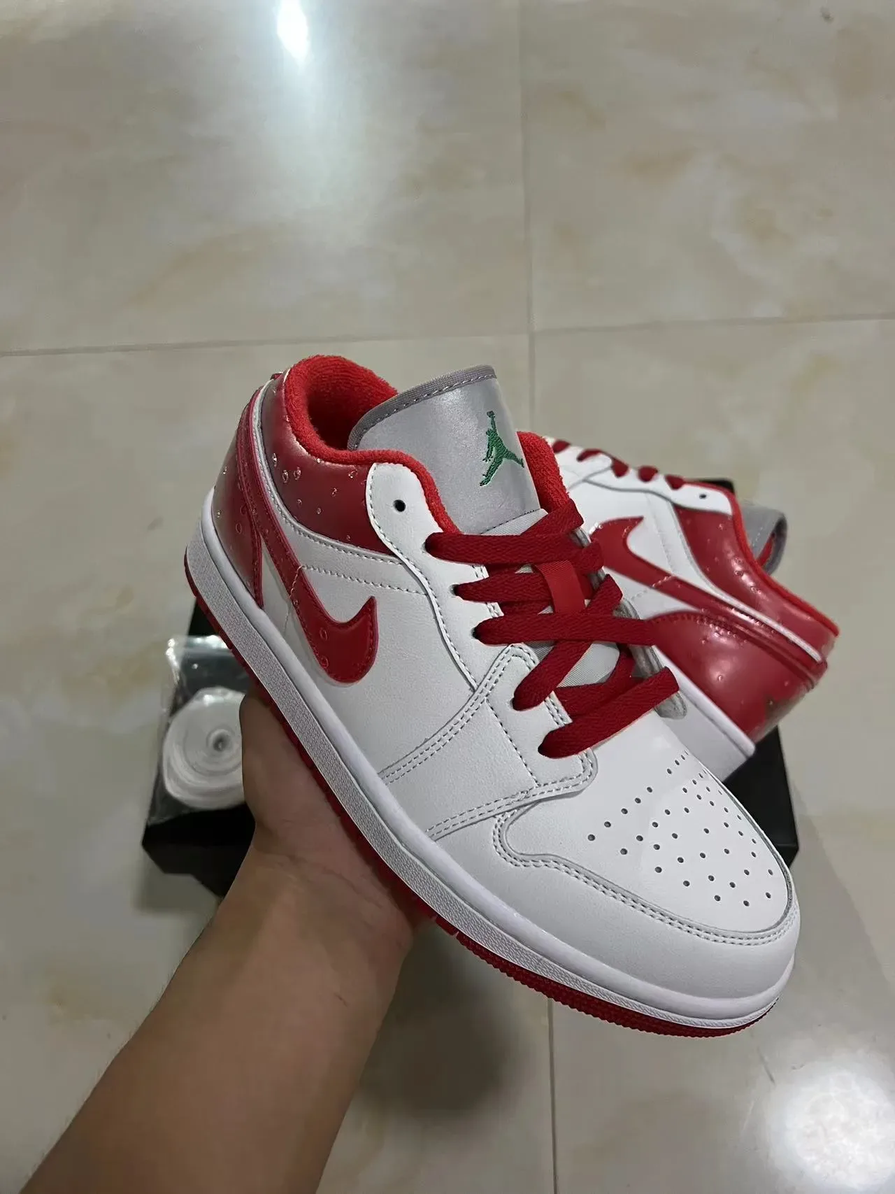 نيكي أحذية رياضية أسلوب حياة أبيض وأحمر low top جلد لامع باترنت أوفرلاي 2