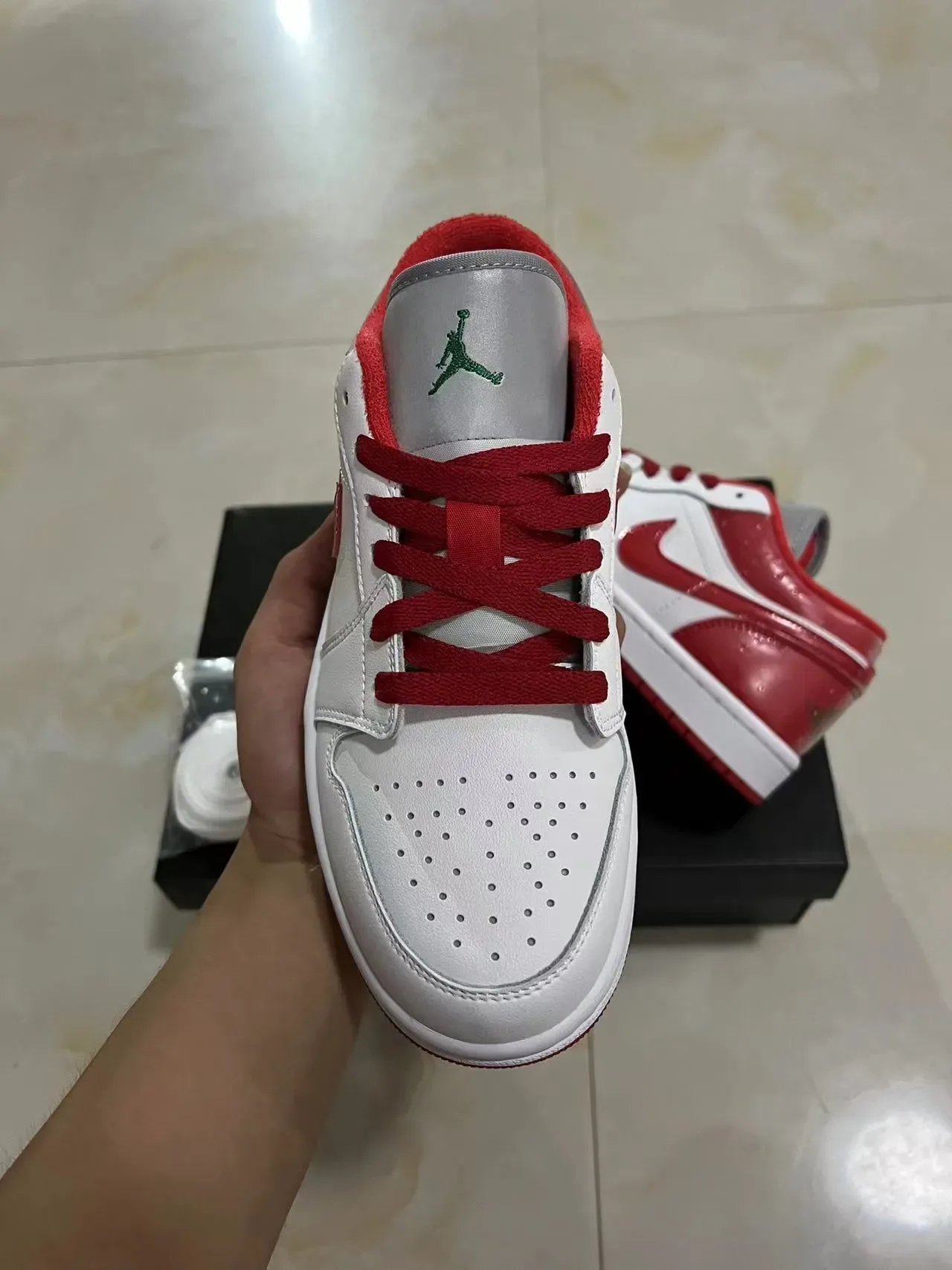 نيكي أحذية رياضية أسلوب حياة أبيض وأحمر low top جلد لامع باترنت أوفرلاي 3