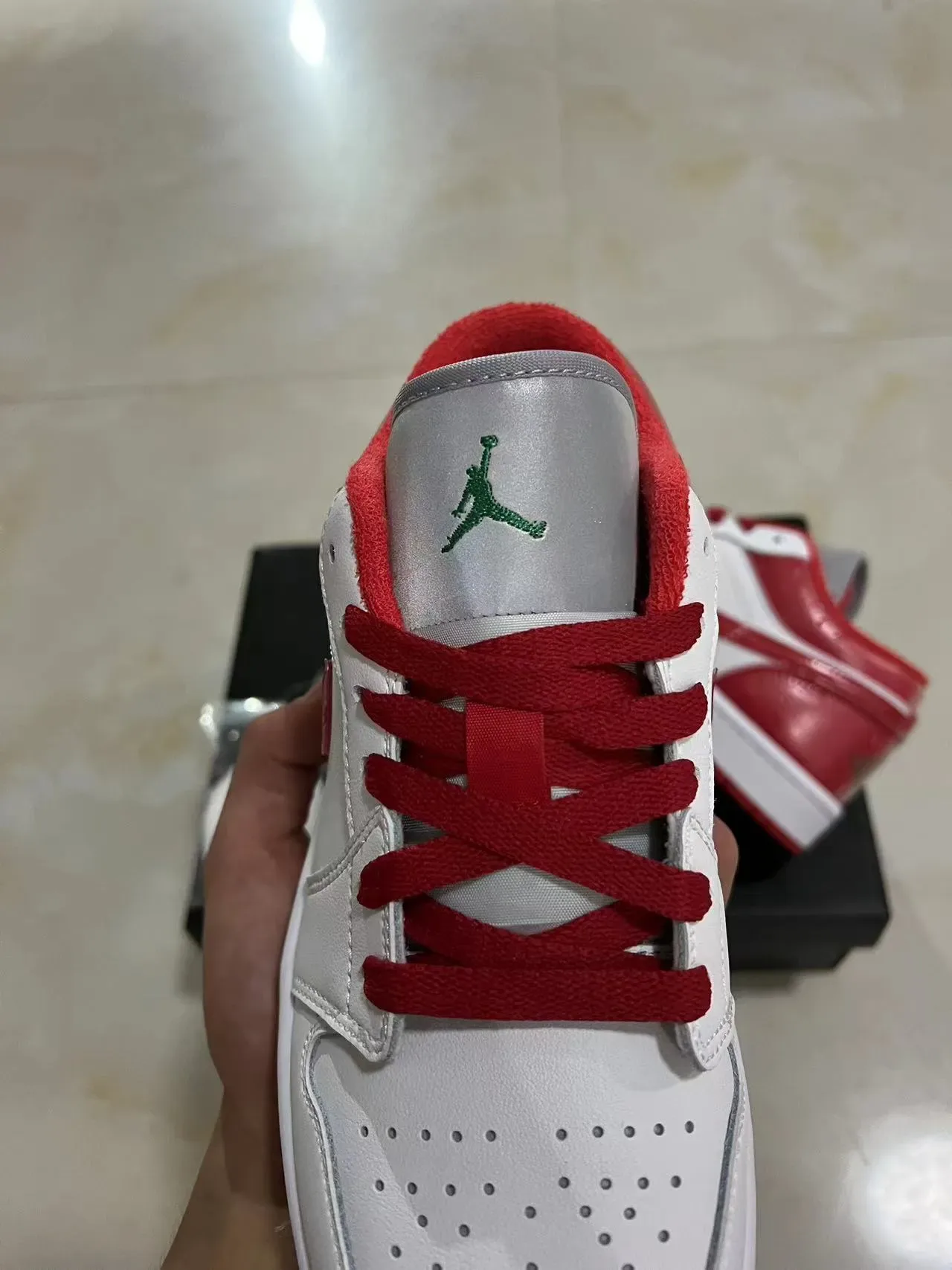 نيكي أحذية رياضية أسلوب حياة أبيض وأحمر low top جلد لامع باترنت أوفرلاي 4