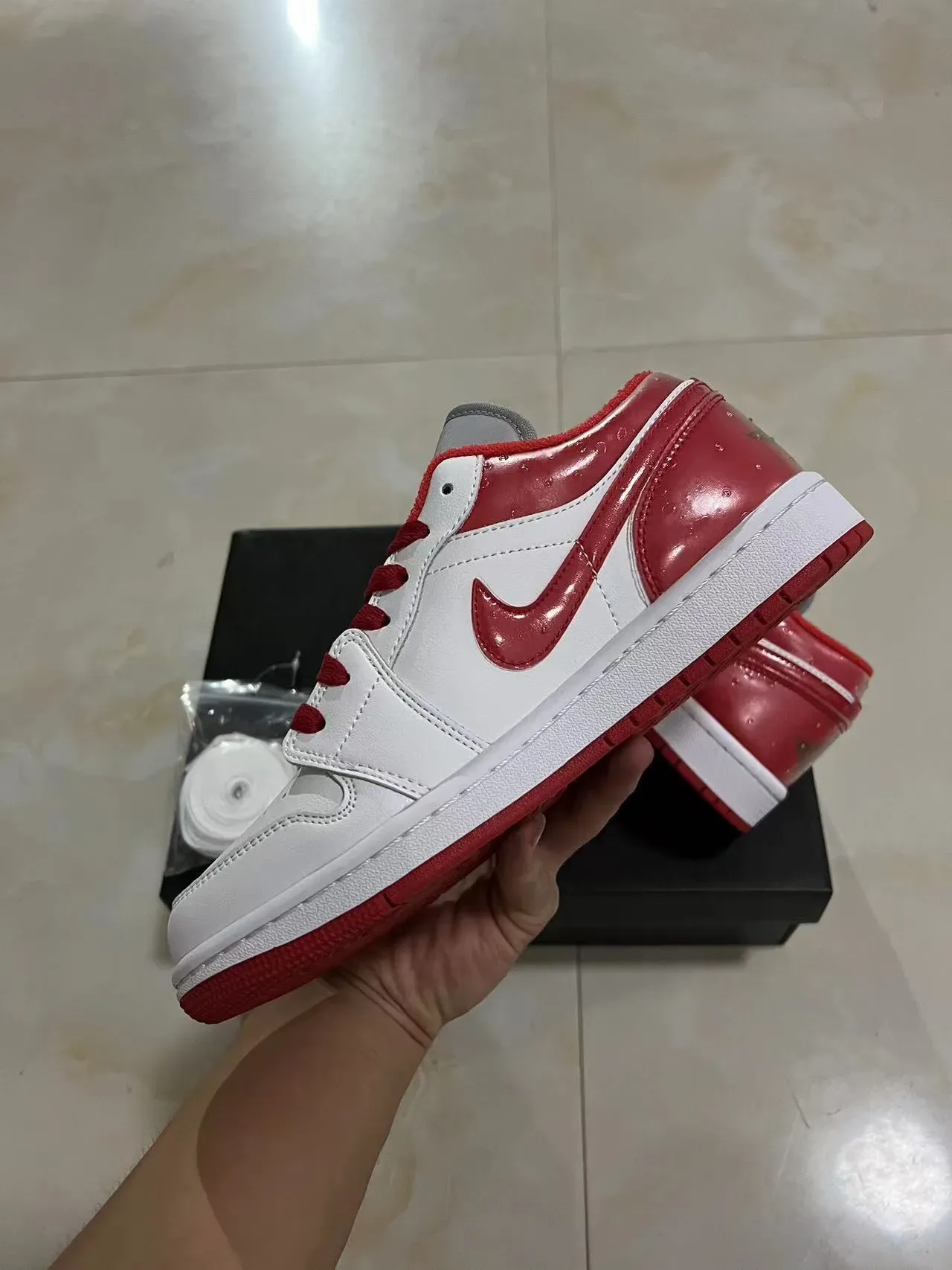 نيكي أحذية رياضية أسلوب حياة أبيض وأحمر low top جلد لامع باترنت أوفرلاي 5