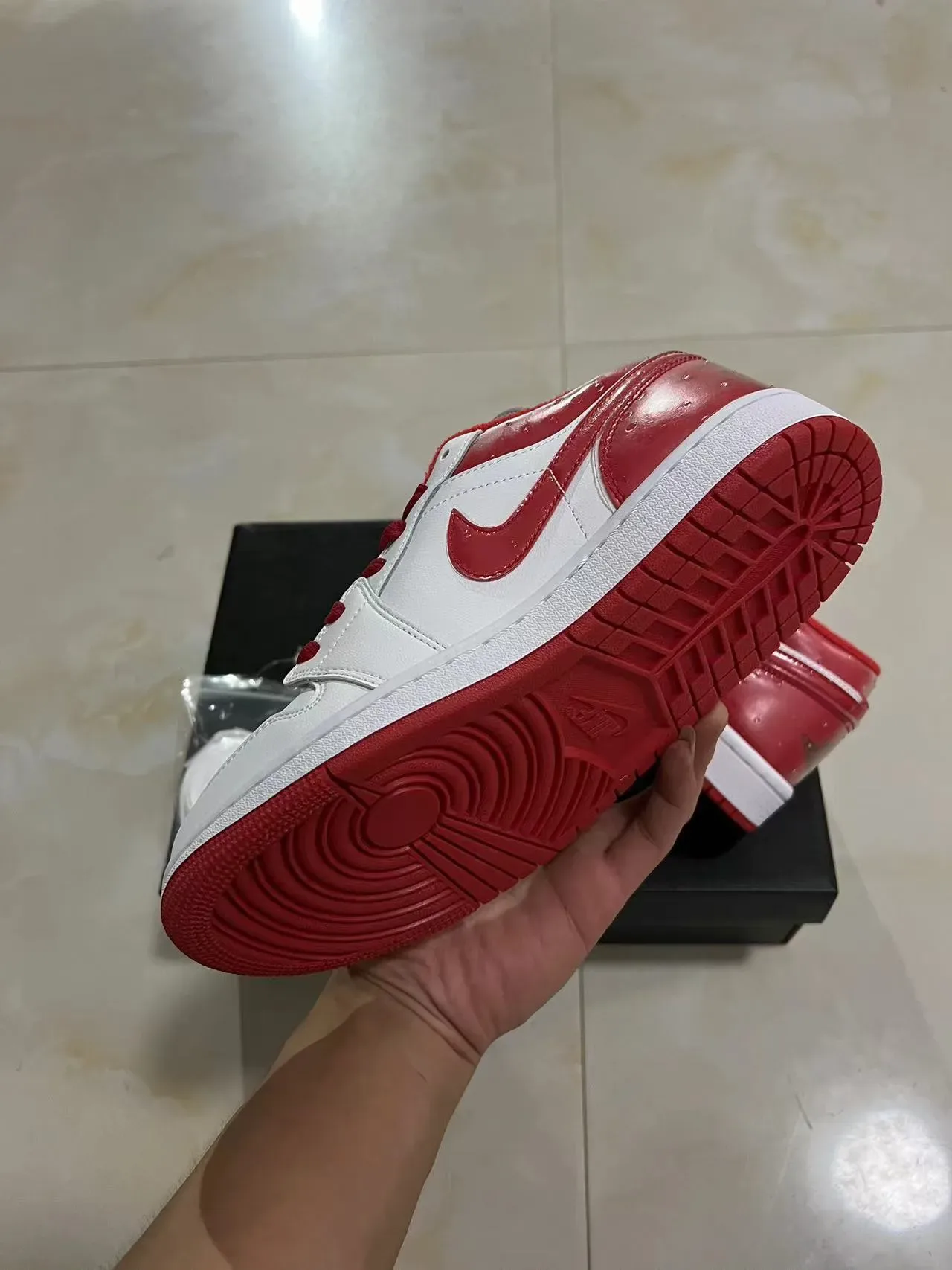 نيكي أحذية رياضية أسلوب حياة أبيض وأحمر low top جلد لامع باترنت أوفرلاي 6
